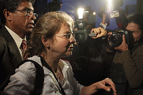 Lori Berenson llega a su domincilio en Miraflores asediada por la prensa. | Reuters