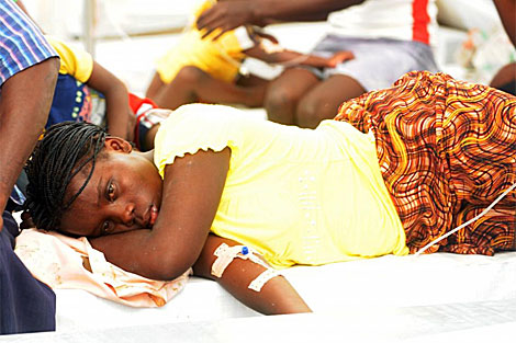 Nia hospitalizada en el centro 'Medecins Sans Frontieres' de Cite Soleil. | AFP
