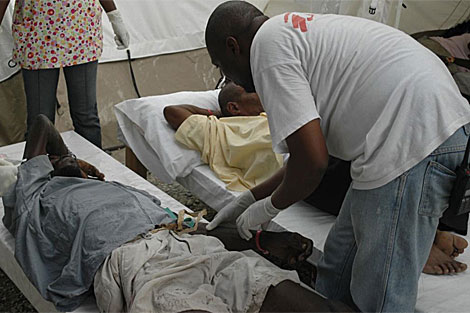Hombres hospitalizados por clera. | Reuters
