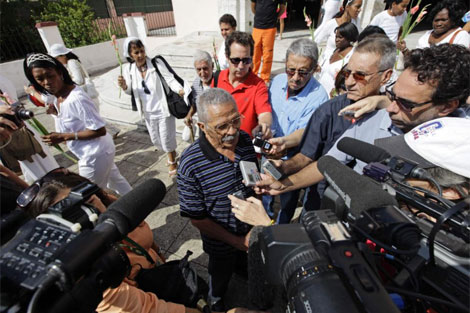 Arnaldo Ramos responde a la prensa tras su liberacin. | Reuters