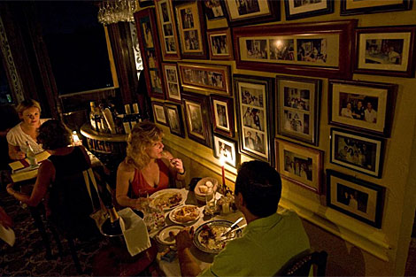 Una pareja cena en La Guarida, uno de los restaurantes privados de La Habana. | AFP