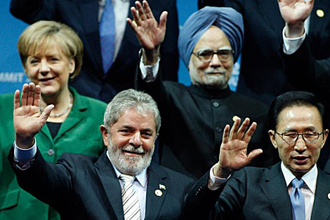 Lula da Silva y Manmohan Singh (arriba dcha.), durante una cumbre internacional. | AFP