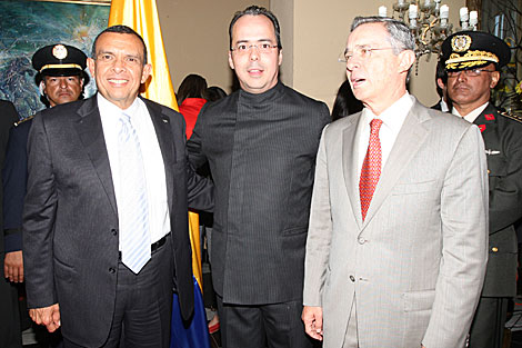 JJ Rendn (c) con el presidente de Honduras, Porfirio Lobo, y lvaro Uribe.