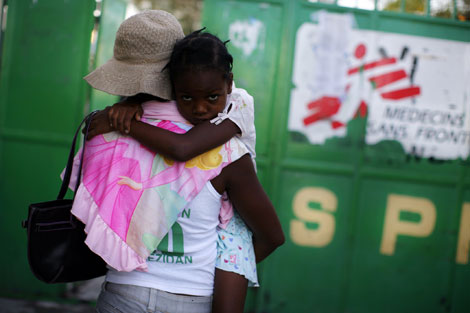 Una nia llega al hospital para ser tratada de clera. I Reuters
