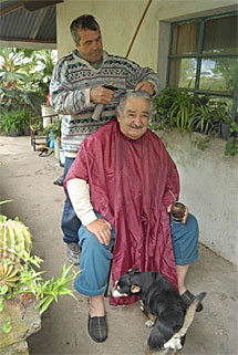 Mujica cortándose el pelo.