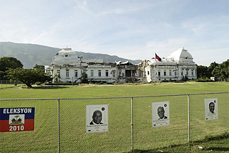 Imgenes de algunos de los candidatos frente al palacio presidencial. | Reuters