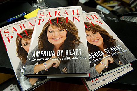 'America by Heart: Reflections on Family, Faith and Flag' en una librera de Washington. | AFP