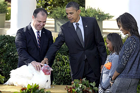 El presidente Obama con sus dos hijas en el jardn de la Casa Blanca. | AP