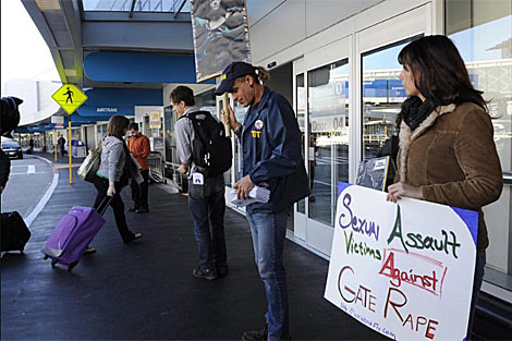Dos manifestantes protestan por los escneres en el aeropuerto de San Francisco. | Efe