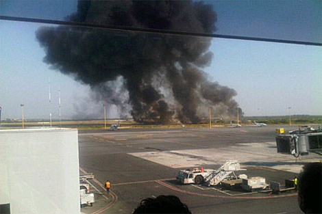 Vista de una larga columna de humo negro en el aeropuerto de Monterrey.