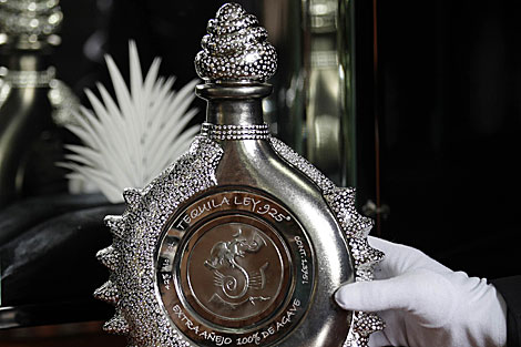 Imagen de la 'La ley del diamante', botella forrada en platino y diamantes. | Reuters