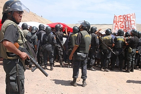 Foto archivo: Piquetes protestan frente a la mina Tía María.
