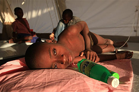 Un nio haitian enfermo de clera. | Efe