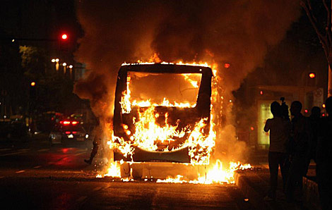 Un autobs arde en la avenida Presidente Vargas, en el centro de Ro. | Reuters