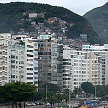 Favela sobre Copacabana. | Efe