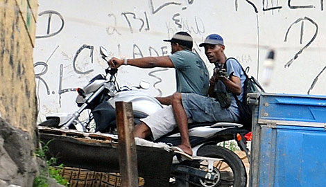 Dos presuntos narcotraficantes recorren una favela en Ro de Janeiro. | AFP