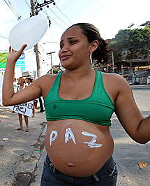 Una embarazada por la paz. | AFP