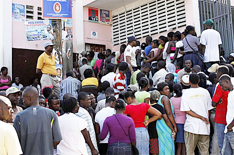 Decenas de haitianos ante un tribunal en busca de la identificacin para votar. | Reuter