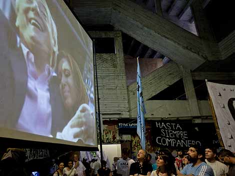Militantes peronistas observan imgenes de Cristina y Nstor Kirchner. | Efe