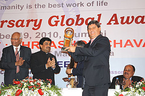 Diez Canseco recibe el premio de la Pryadarshni Academy en India