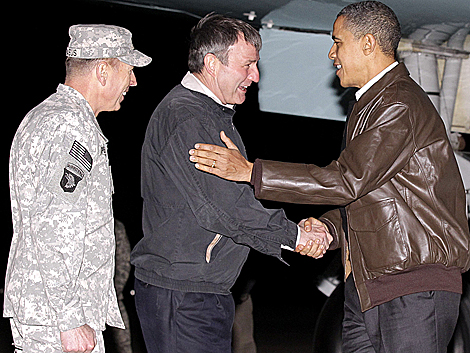 Obama saluda al embajador de EEUU en Afganistn, ante Petraeus. | Reuters