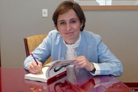 Aristegui firma su libro sobre el caso Marciel.