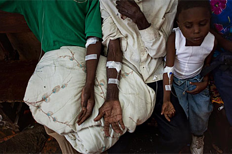 Enfermos reciben asistencia en Haití, en donde más de 1700 han muerto por cólera.