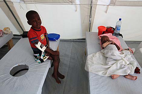 Niños enfermos de cólera en un hospital de Puerto Príncipe. | Efe