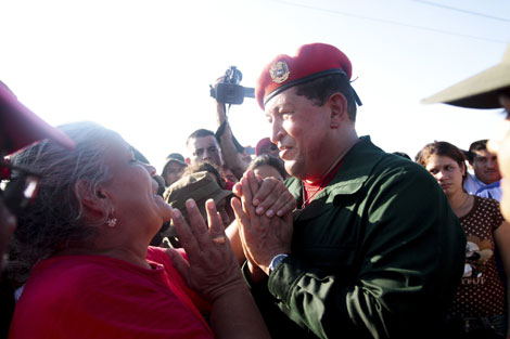 Chvez saluda a sus seguidores en la zona de La Guajira. | Reuters