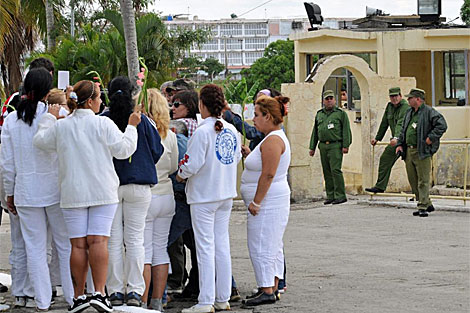 Las Damas de Blanco frente a la entrada principal de la crcel Cabinado del Este. | Efe