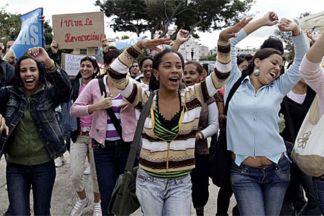 Un grupo de jvenes se manifiesta en la calle contra los grupos disidentes. | AP