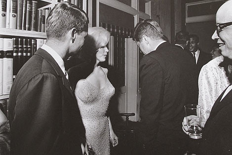 Kennedy saluda a Marilyn Monroe tras el famoso 'Happy Birthday'. | AP