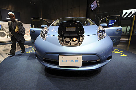 El auto eléctrico Nissan Leaf en un centro de exposiciones en Tokio. | Efe
