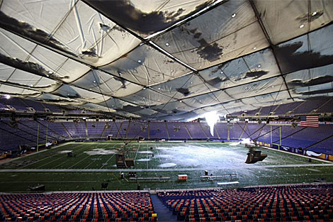 Imagen del estadio 'Metrodome', en Minneapolis, tras la tormenta. | Reuters