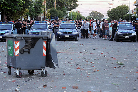 La Polica custodia a los vecinos del barrio Villa Lugano luego de los enfrentamientos. | AFP