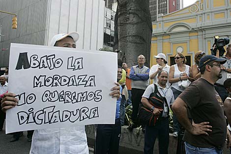 Un grupo de personas protesta ante la Asamblea Nacional de Venezuela. | Efe