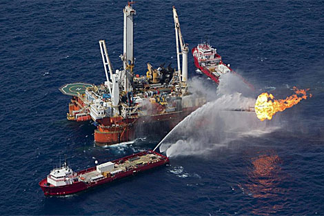 Un barco quema en junio el hidrocarburo que expulsa la plataforma 'Deepwater Horizon'. | Efe