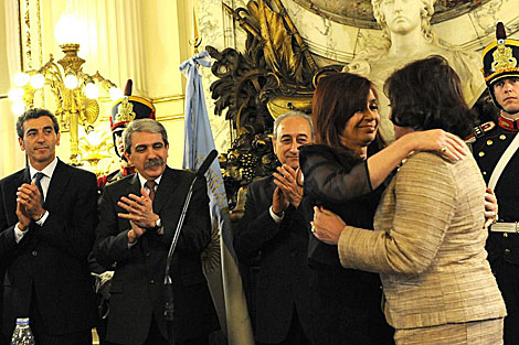 La nueva ministra argentina de Seguridad, NildaGarr (d), con Cristina Fernndez (2d). | Efe