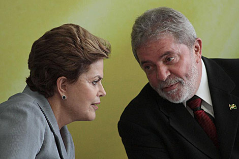 Dilma Rousseff y Lula da Silva conversan en Brasilia. | AP