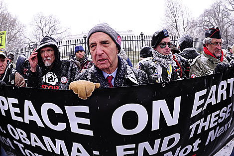 Daniel Ellsberg habla con los medios en una manifestación frente a la Casa Blanca. | AFP
