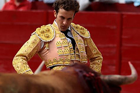 El torero lvaro Samper, lidia con su segundo toro de la tarde en la feria de Quito. I Efe