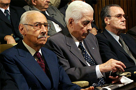 Jorge Rafael Videla (i), Luciano Benjamín Menéndez (c) y Gustavo Alsina (d). | Efe