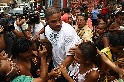 Adriano es recibido por sus antiguos vecinos en Vila Cruzeiro. | AFP
