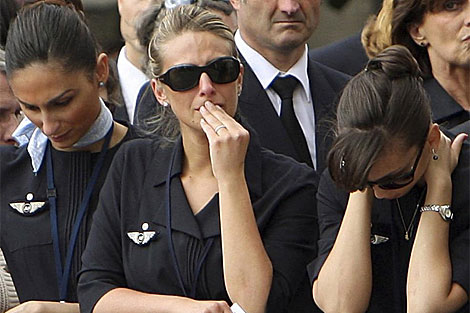 Trabajadoras de AirFrance lloran a las afueras de Notre-Dame durante una ceremonia