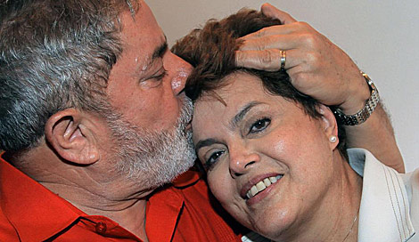 Lula da Silva besa a Dilma Rousseff la noche electoral del 31 de octubre. | Ricardo Stuckert