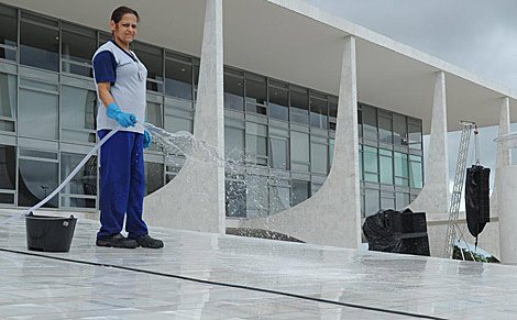 Una empleada limpia el Palacio de Planalto, en Brasilia. | Efe