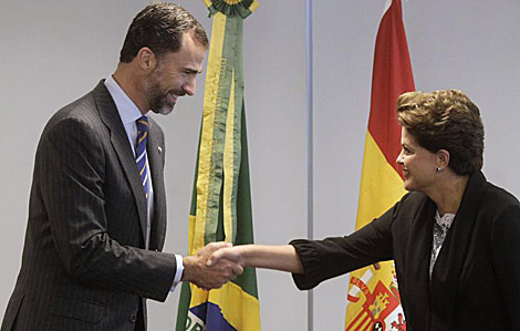 El Prncipe Felipe y Dilma se saludan en el Palacio de Planalto. | Reuters