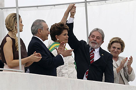 Marcela Temer, primera por la izquierda, en el acto de investidura. | Reuters