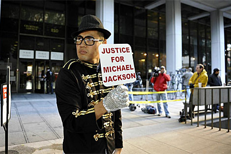 Un fan del cantante aguarda a la entrada de los jusgados en Los Angeles. | AFP