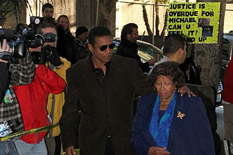 Katherine y Jermaine Jackson, madre y hermano del cantante ingresan a la Corte Judicial. | AFP